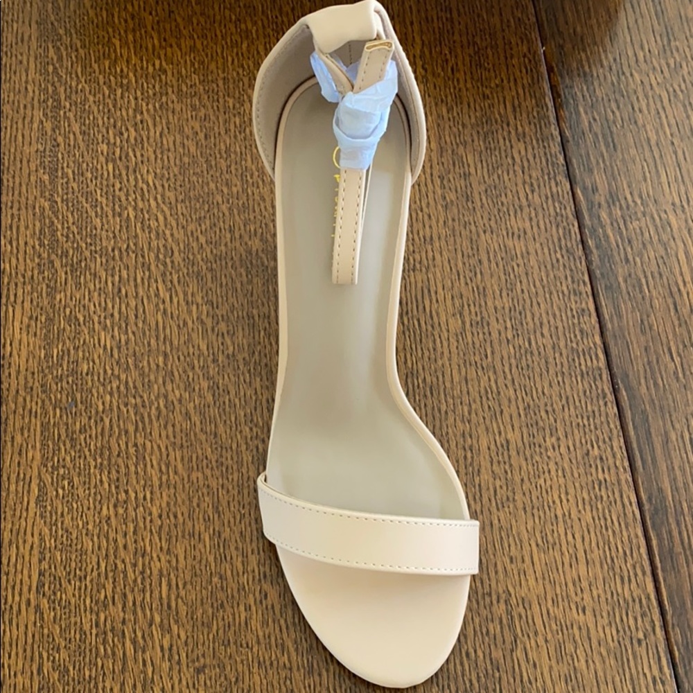 Brand new nude heel